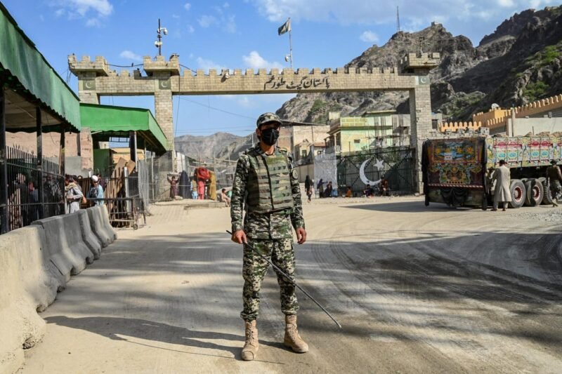 ترخم مرز مشترک افغانستان و پاکستان مدتها است که بر روی مسافر بسته است.